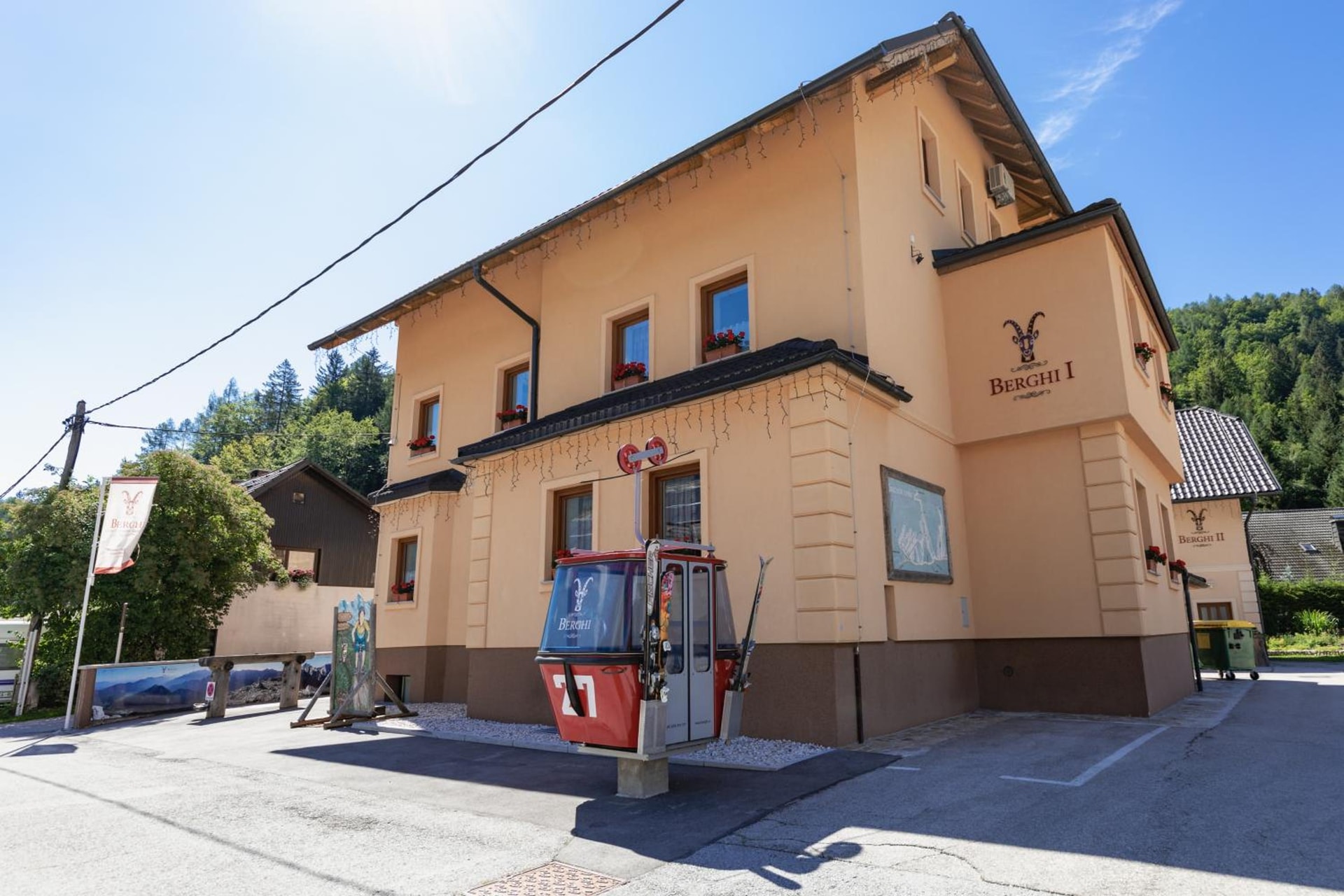 Berghi Hotel and Apartments