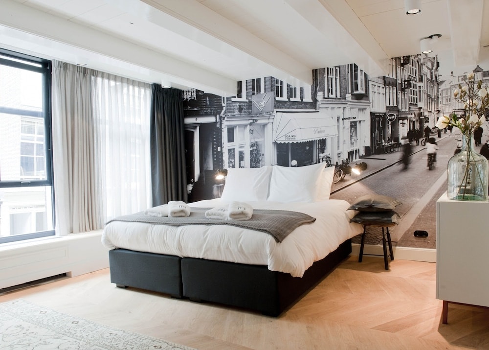 Hotel IX